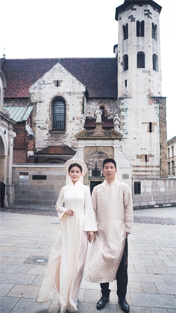 
Vợ chồng Diễm Trang mặc áo dài chụp ảnh cưới tại châu Âu. - Tin sao Viet - Tin tuc sao Viet - Scandal sao Viet - Tin tuc cua Sao - Tin cua Sao
