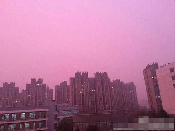 Bầu trời phủ màu hồng tím vì sương mù ở Nam Kinh.