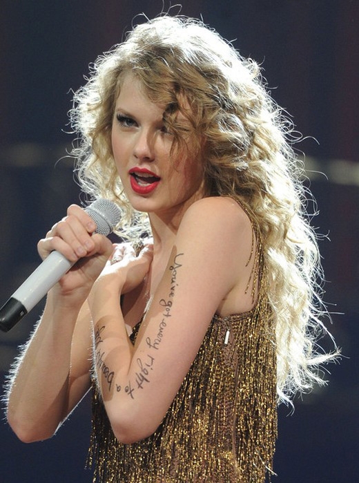 20151223-103603-taylor-swift-long-blonde-curly-hairstyles_520x699.jpg