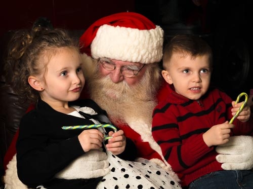 
Ông già Noel hiện đại thường gắn với việc lắng nghe mong ước của trẻ nhỏ. (Getty Images)