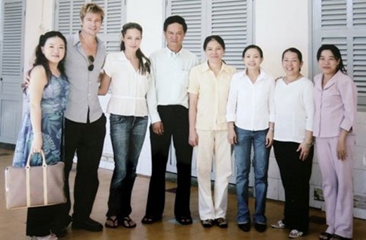 
Ngày vợ chồng Angelina Jolie tới thăm trung tâm Tam Bình. (Ảnh: Internet)