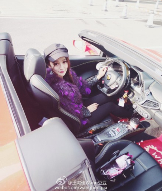 Hot girl chuyên mượn siêu xe để chụp ảnh 