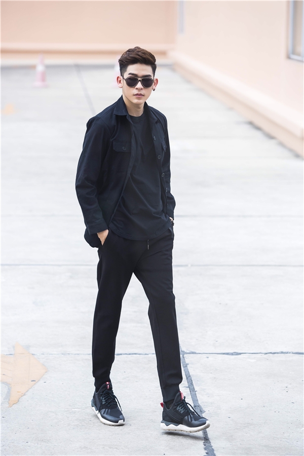
Thay vào vẻ bụi bặm thường thấy, Minh Trung lại mang đến vẻ ngoài thanh lịch, nhẹ nhàng với cách kết hợp trang phục tông xuyệt tông đen.