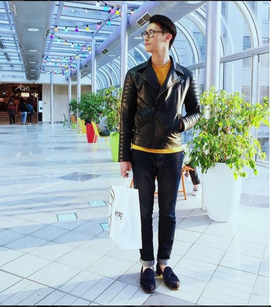 
Rocker Nguyễn nam tính, lịch lãm với áo khoác da kết hợp áo phông màu nổi cùng quần jeans cổ điển. Hiện tại, chàng trai này đang trở thành một hiện tượng mới trong lòng giới trẻ Việt Nam bởi vẻ ngoài điển trai tương tự nam ca sĩ Isaac.