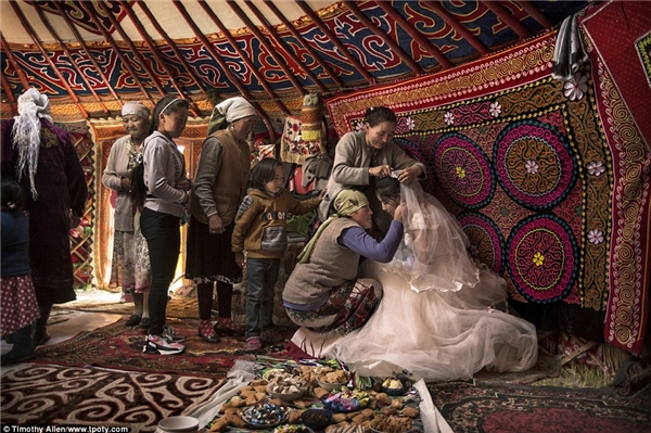
Đám cưới của người Kazakh ở núi Altai, tây Mông Cổ. (Ảnh: Timothy Allen, Anh) 