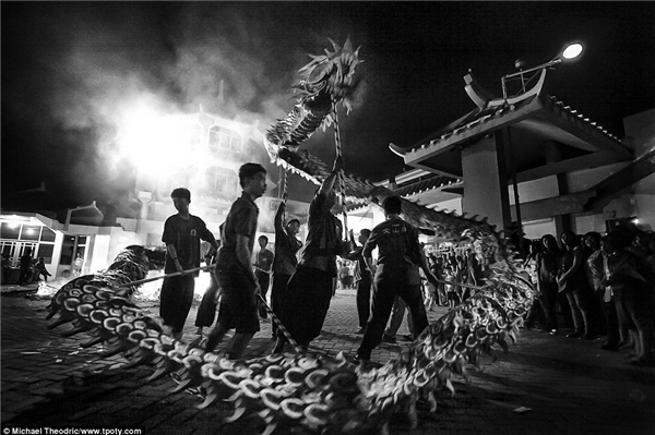 
Điệu múa rồng đầy huyền ảo trong lễ Xá tội Vong nhân tại đền Boen San Bio ở Tangerang, Indonesia dưới góc nhìn của nhiếp ảnh gia nhỏ tuổi nhất cuộc thi – Michael Theodric.