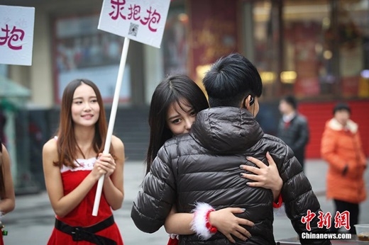 
Nhìn cách họ ôm nhau chẳng khác nào một cặp đôi. (Nguồn Chinanews.com)