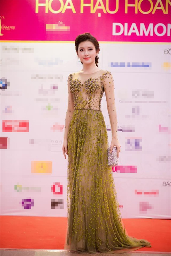 
Tham dự đêm chung kết Hoa hậu Hoàn vũ Việt Nam 2015, Huyền My vừa quyến rũ lại vừa điệu đà trong dáng váy xòe rũ đính kết họa tiết hoa, lá của nhà thiết kế Hoàng Hải.