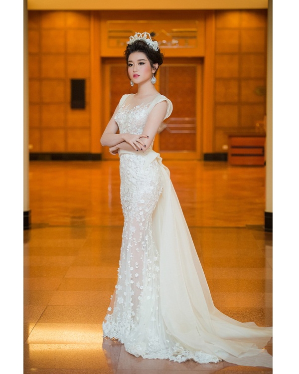 
Tạo hình cầu kì của Huyền My khi diện váy trắng xuyên thấu làm vedette sho một show thời trang tại thủ đô Hà Nội.