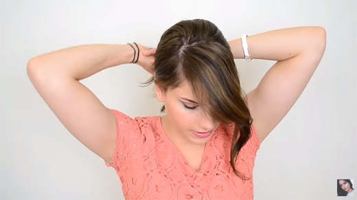 
Chừa ra một phần tóc bạn muốn thắt bím ở đằng trước, rồi buộc túm phần sau lại. (Ảnh: Youtube)