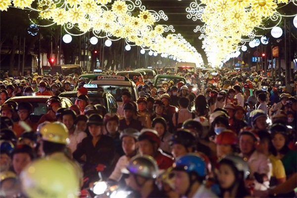 
Tối 24/12, hàng chục nghìn người dân TP HCM đổ ra đường đón Giáng sinh ngay từ chập tối khiến nhiều nơi bị ùn tắc giao thông. Trong ảnh, đường Lê Duẩn hướng từ Thảo Cầm Viên về dinh Thống Nhất kẹt cứng lúc 20h. Ảnh: Hải An.