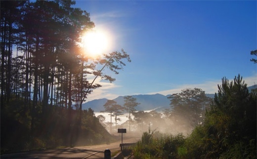 
Khung cảnh núi rừng bảng lảng trong sương khói y hệt như Sa Pa của đèo Long Lanh. (Ảnh: Internet)