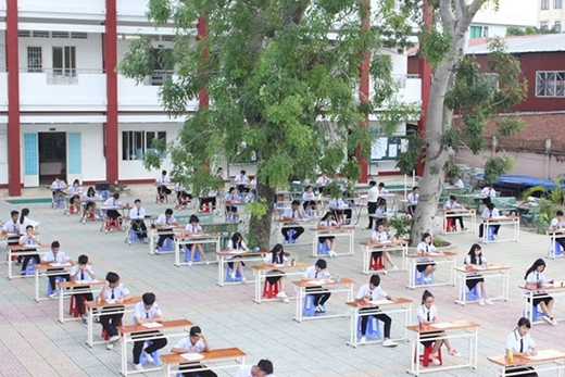 
Mỗi học sinh một bàn, cách nhau hơn cả mét, ai nấy đều chăm chú làm bài (Ảnh: Internet)