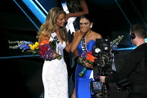 
Hoa hậu Mỹ cười rất tươi chúc mừng Pia Alonzo Wurtzbach trở thành tân hoa hậu Hoàn vũ