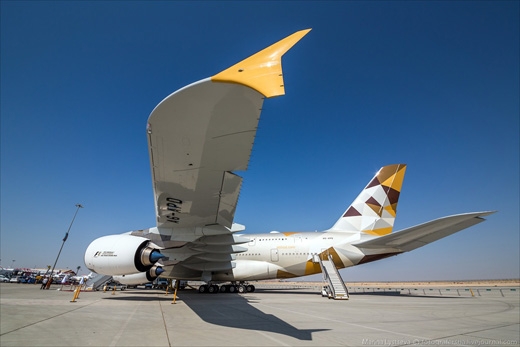 
Hơn một năm trước, Etihad Airways nảy ra ý tưởng cách tân hình ảnh trang trí trên đuôi máy bay của những chiếc A380. Thay cho lá cờ và quốc huy của UAE, họ đổi thành những hình vẽ 3 cạnh độc đáo. (Ảnh: Marina Lystseva)