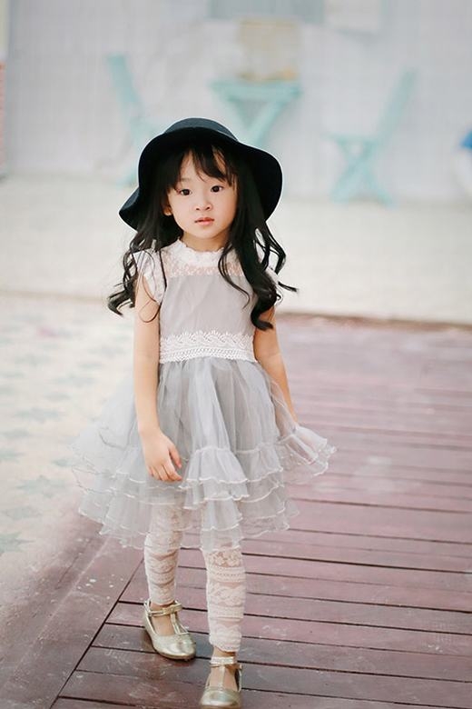 Tiểu mỹ nhân 4 tuổi với tủ quần áo trăm món tuyệt đẹp