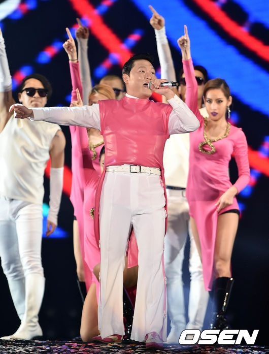 Cư dân mạng bức xúc vì màn biểu diễn tục tĩu của Psy