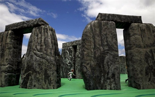
Bé gái chơi trên nệm hơi có hình giống kỳ quan Stonehenge trong một công viên ở Mostoles, Tây Ban Nha.