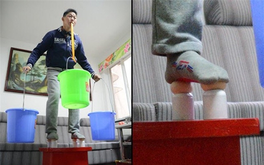 
Võ sư Zuo Chongyang xách ba xô nước trong khi đứng trên 4 quả trứng ở thành phố Trường Sa, tỉnh Hồ Nam, Trung Quốc.