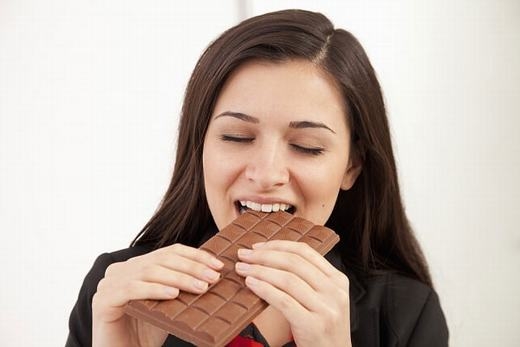 
Sô-cô-la có thành phần chủ yếu từ hạt cacao, thế nên nó khá béo và bạn không nên dùng nó thường xuyên. Tuy nhiên, nếu bạn muốn có một buổi sáng tỉnh táo, hãy ăn một thanh sô-cô-la nhỏ, nó sẽ giúp bạn tràn đầy năng lượng và thoải mái. Ngoài ra, vitamin B12 có trong sô-cô-la giúp hệ tiêu hóa hoạt động tốt hơn cũng như tăng cường chức năng não. (Ảnh: Oddee)