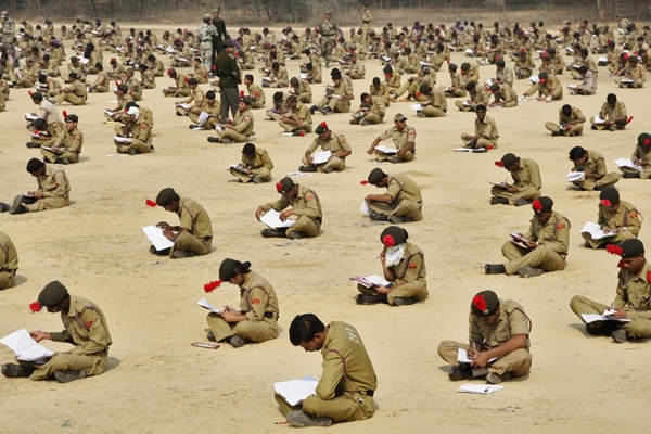 
Ngày 5/2/2012, hơn 2.000 sinh viên của một trường cảnh sát tại thành phố Allahabad (Ấn Độ) ngồi bệt trên nền đất để làm bài thi. (Ảnh Internet)