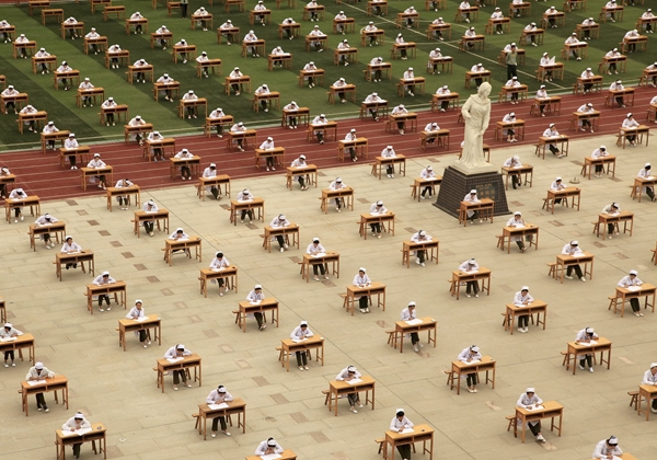 
Ngày 2/5/2015, hàng nghìn sinh viên của trường Trung cấp Y ở thành phố Bảo Kê (Thiểm Tây, Trung Quốc) cũng thực hiện thi tốt nghiệp trên sân trường rộng hơn 600m2. (Ảnh Internet)