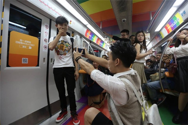 
Cặp đôi đồng tính này "gây sốt" trên tàu điện Bắc Kinh bằng màn cầu hôn cực đáng yêu. (Ảnh: Internet)