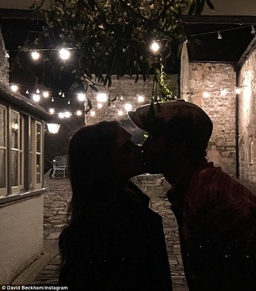
"Những nụ hôn đêm Giáng sinh" (Ảnh: David Beckham/Instagram)