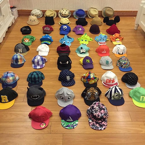 
Một góc của tủ đồ chứa hàng chục chiếc mũ thời trang.