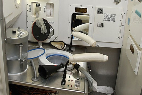 
Nhà vệ sinh trên tàu vũ trụ. Ảnh: Internet