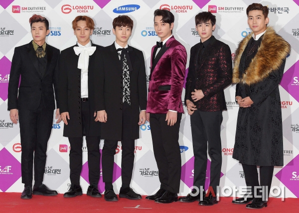 
Là nhóm nhạc nam có tuổi nghề lớn nhất tham gia đêm diễn, 2PM vẫn trung thành với phong cách quý ông lịch lãm, “đốn tim” hàng loạt fan nữ có mặt tại đó.