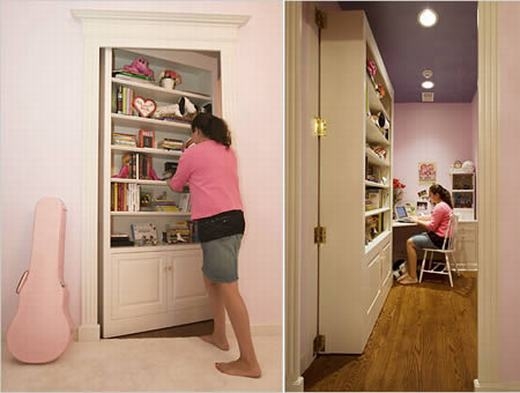 
Căn phòng này là món quà sinh nhật mà một cặp vợ chồng tặng con gái mình. Nếu nhìn bên ngoài, nó chỉ là kệ sách thông thường nhưng nếu đẩy vào, bên trong là căn phòng nhỏ được trang trí hết sức dễ thương. (Ảnh: Oddee)