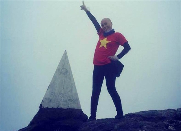 
Chị Bùi Thu Thủy vui mừng khi chinh phục đỉnh núi cao nhất Việt Nam.