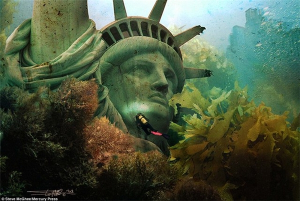 
 Phần đầu của bức tượng Nữ thần Tự Do ngập chìm trong nước.