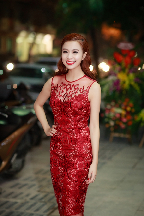 
Hoàng Thùy Linh rộn ràng với sắc đỏ trong một đêm tiệc cuối năm. Đây cũng là tông màu được các mĩ nhân Việt khá ưa chuộng trong thời gian gần đây.