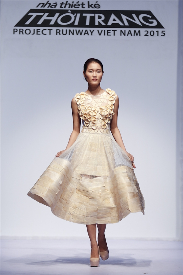
Bộ váy xòe kì công của Phan Quốc An nhận nhiều lời khen.