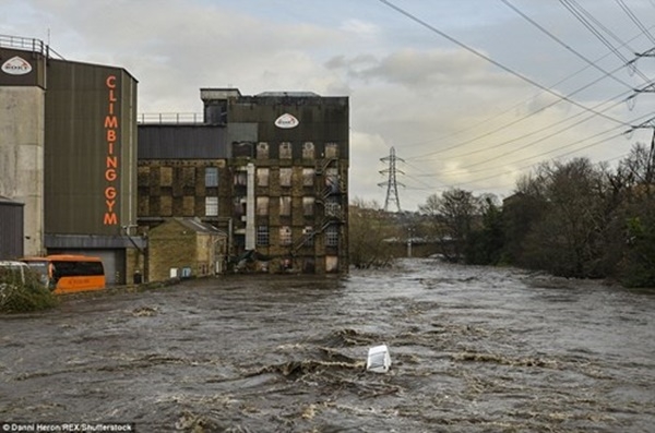 
Trong nhiều năm qua, đây là lần đầu tiên Vương Quốc Anh phải chứng chịu một đợt mưa lũ kéo dài khiến cả lãnh thổ chìm trong biển nước. Có ít nhất 355 cảnh báo lũ lụt đã được ban bố ở Anh, Scotland và xứ Wales. Trong số đó, 15 cảnh báo lũ lụt ở mức báo động cao nhất đã được ban hành. (Ảnh: Internet)