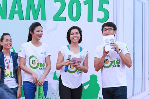 
Quang Bảo làm MC cho chương trình Âm nhạc cho trái đất 2015 được tổ chức bởi SECC.