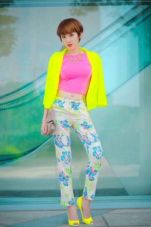 
Yumi Dương cũng tự tin phối hợp nhiều quần áo có hoa văn và màu sắc chói sáng nổi bật như hồng cánh sen và vàng neon.