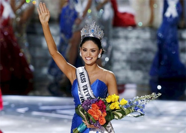 
Pia Wurtzbach đăng quang Hoa hậu Hoàn vũ (Miss Universe) lần thứ 64 sau sự cố trao nhầm vương miện. Chính vì thế, cô càng được truyền thông cũng như công chúng trên khắp thế giới chú ý. Nhiều người chê Pia già và xấu, không xứng đáng với danh hiệu hoa hậu. Tuy nhiên, bên cạnh đó cũng có không ít ý kiến bênh vực, khen ngợi đại diện Philippines diễn catwalk uyển chuyển và trả lời ứng xử thông minh. 