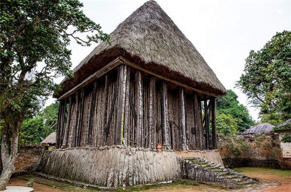
Ngôi đền Achum - nơi tổ chức các nghi lễ, thờ cúng tổ tiên.