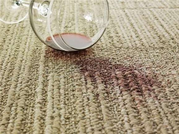 
Vết rượu vang trên thảm có thể được làm sạch bằng dầu gội. (Ảnh: Internet)