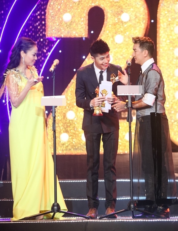 
​Trước đó, đầu năm 2015, Noo Phước Thịnh cũng lập cú đúp khi giành chiến thắng hạng mục Nam ca sĩ được yêu thích nhất tại 2 lễ trao giải HTV Awards lẫn Mai Vàng 2015. - Tin sao Viet - Tin tuc sao Viet - Scandal sao Viet - Tin tuc cua Sao - Tin cua Sao