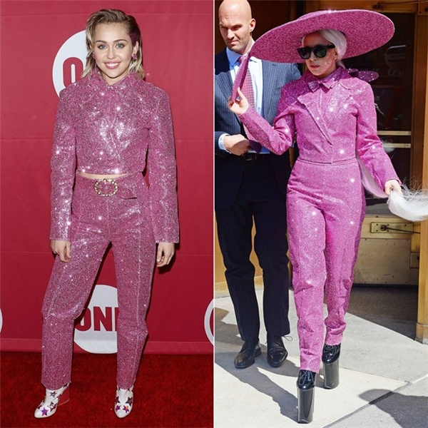 
Đều là những người chuộng phong cách thời trang nổi loạn, thích tạo điểm nhấn, Miley Cyrus và Lady Gaga chọn chung bộ đồ màu hồng đính kim tuyến lấp lánh. Tuy nhiên, mỗi người có cách phối riêng. Giọng ca Born this way vẫn kiểu cách và cầu kỳ hơn. 