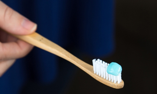 
 Người trưởng thành chỉ cần lượng kem đánh răng tương đương hạt đậu mỗi lần vệ sinh.