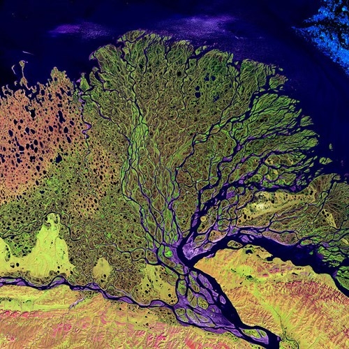
Cảnh tượng ngoạn mục hoàn toàn có thật chụp từ trên cao của vùng đồng bằng sông Lena ở Siberia.
