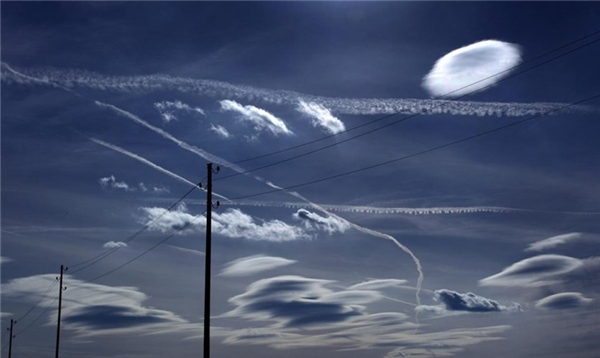 
Sự kết hợp hoàn hảo của những vệt khói máy bay và mây tạo nên các đường nét thú vị trên bầu trời ở Ebersbach, miền Nam nước Đức.