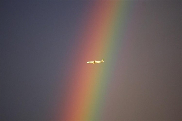 
Chiếc máy bay dân dụng như chìm đắm vào sắc màu rực rỡ của cầu vồng khổng lồ trên bầu trời Pavia, gần Milan, Italy.