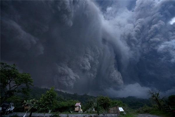 
Tro bụi khổng lồ sau vụ phun trào ở núi lửa Colima, Tây Mexico cuồn cuộn trên bầu trời khiến cho người xem cảm giác như đây chính là khoảnh khắc bầu trời ngày tận thế.