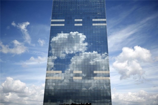 
Hình ảnh phản chiếu hoàn hảo của bầu trời trên toà tháp Midi Tower, trụ sở của Cơ quan trợ cấp quốc gia Bỉ, nằm ở trung tâm Brussels.